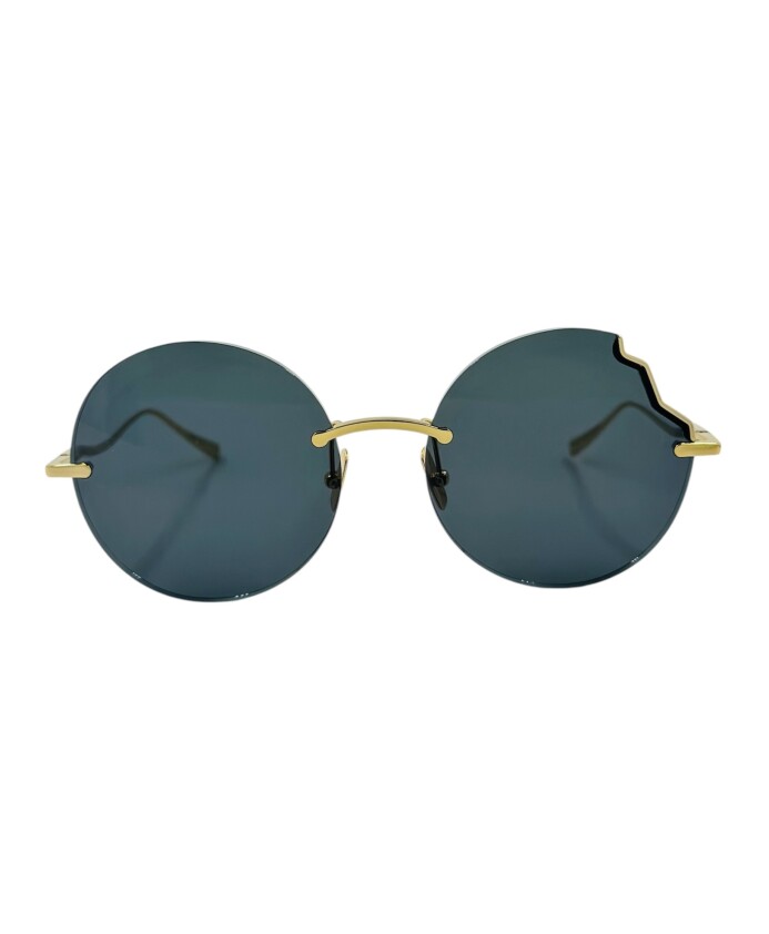 elegantes-lunettes-de-soleil-dorees-avec-verre-fracture