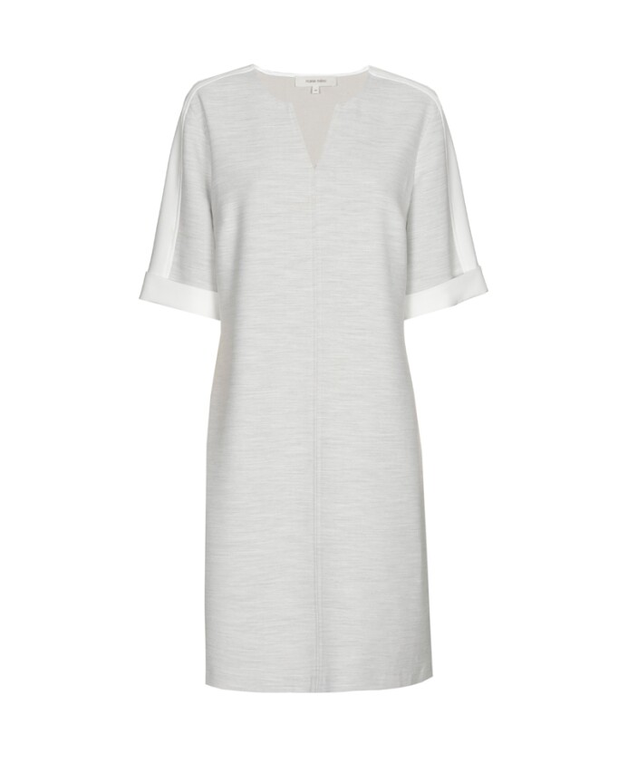 robe-grise-a-col-v-avec-garnitures-blanches