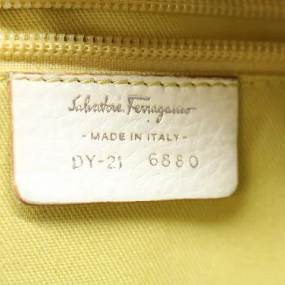 Salvatore Ferragamo Pre-owned Leather shoulder-bags Beige Dames