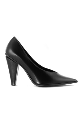 black-venus-leather-pumps-pointed-toe