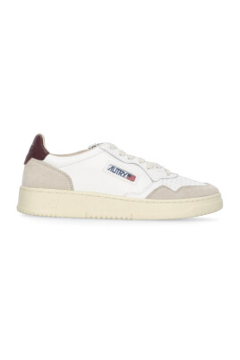 sneakers-en-cuir-blanc-avec-logo-brode