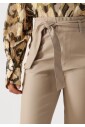 zand-leren-pantalon-stijl