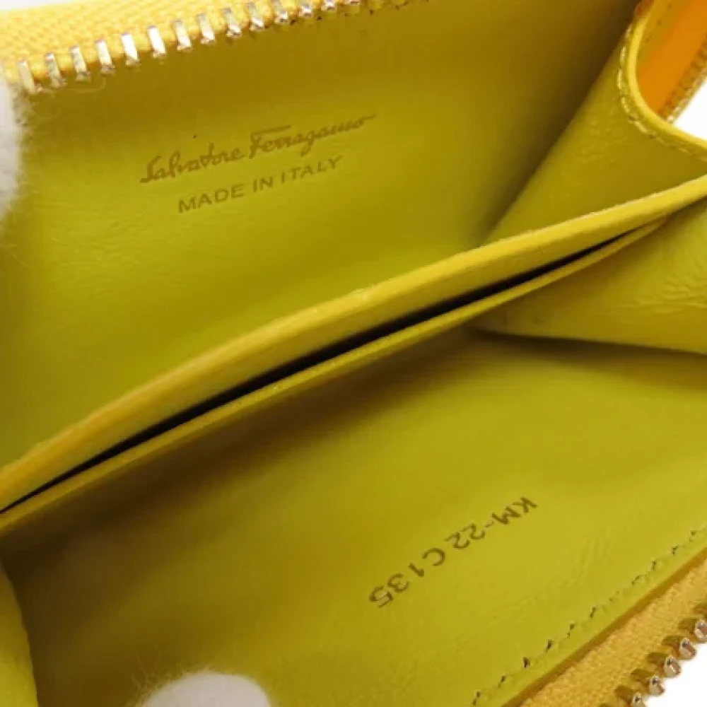 Salvatore Ferragamo Pre-owned Leather wallets Yellow Dames