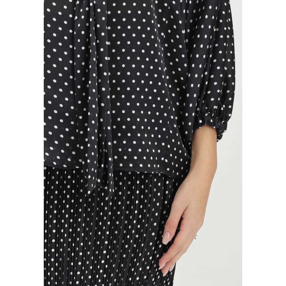Simona Corsellini Zwarte blouse met polka dots en V-hals Black Dames