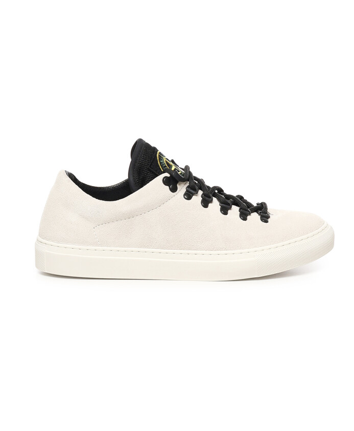 baskets-blanches-a-lacets-sur-le-devant
