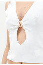 haut-elegant-blanc-avec-boucle-de-logo-doree