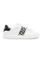 sneakers-blanches-avec-broderie-greca