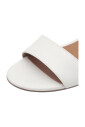 sandales-blanches-plates-a-talons