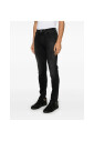 jean-en-denim-noir-avec-style-classique