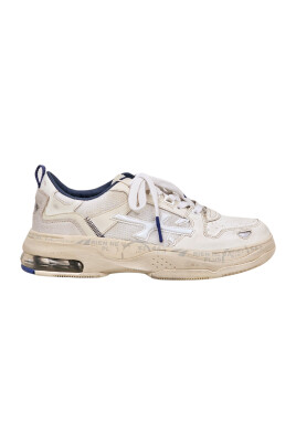 sneakers-blanches-uniques-avec-des-details-colores