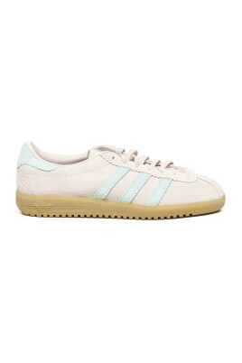 brmd-w-sneakers