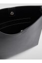 sac-a-bandouliere-noir-design-minimaliste
