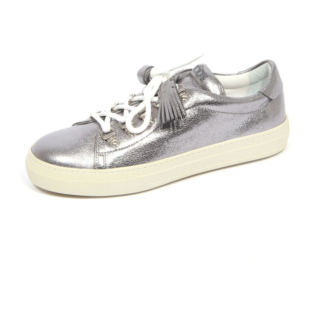 Tod’s Sportieve platina schoenen met borduurwerk Dames Schoenen Grijs