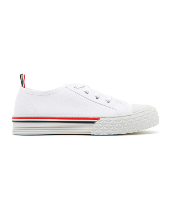 baskets-blanches-en-coton-a-rayures