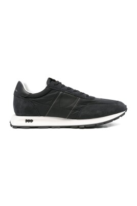 chaussures-noires-a-lacets-et-semelle-plate