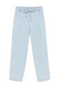 heldere-blauwe-broek