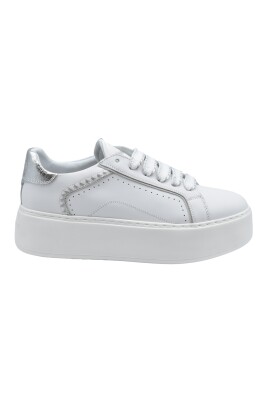 chaussures-argent-blanc-lacees-style-elegant