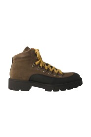 Scarpe allacciate