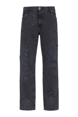 jean-droit-en-denim-dechire-et-repare