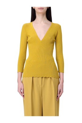 pull-noir-col-v-en-maille-cotelee