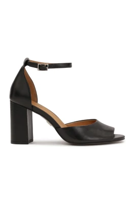 Klassiska svarta sandaler med bred rem