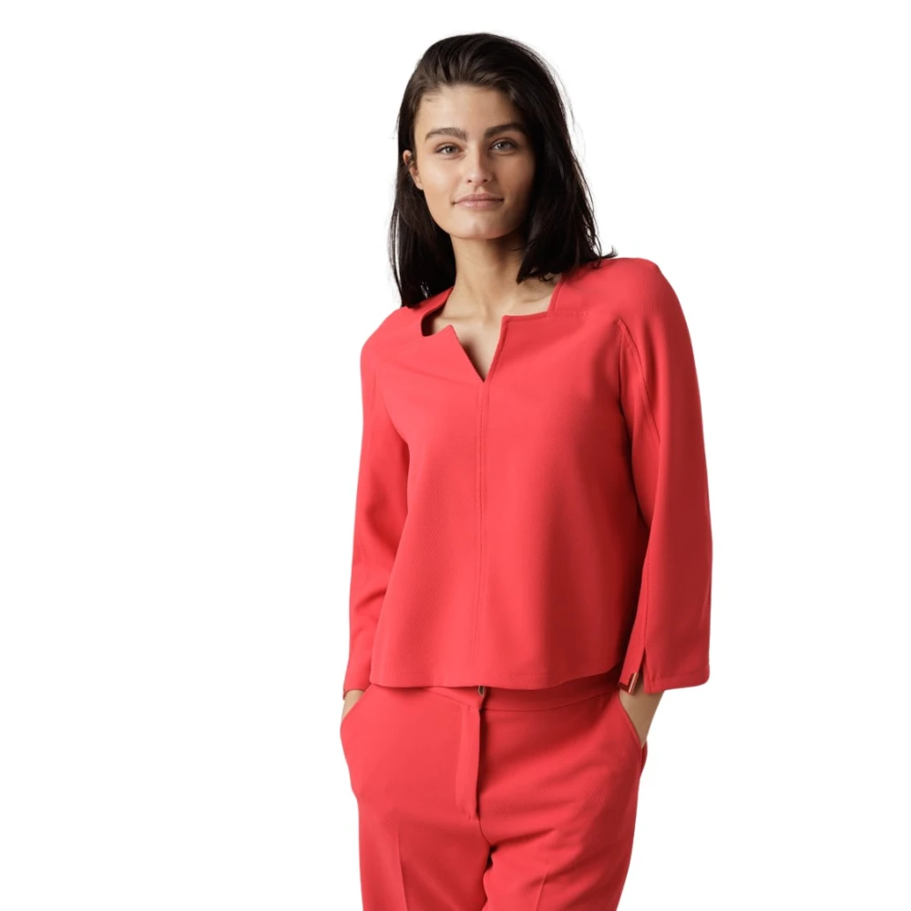 Caroline Biss Blouse met V-hals en Gouden Detail Red Dames