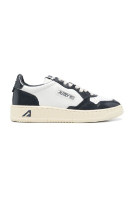 bla-sneakers-med-medalist-stangning