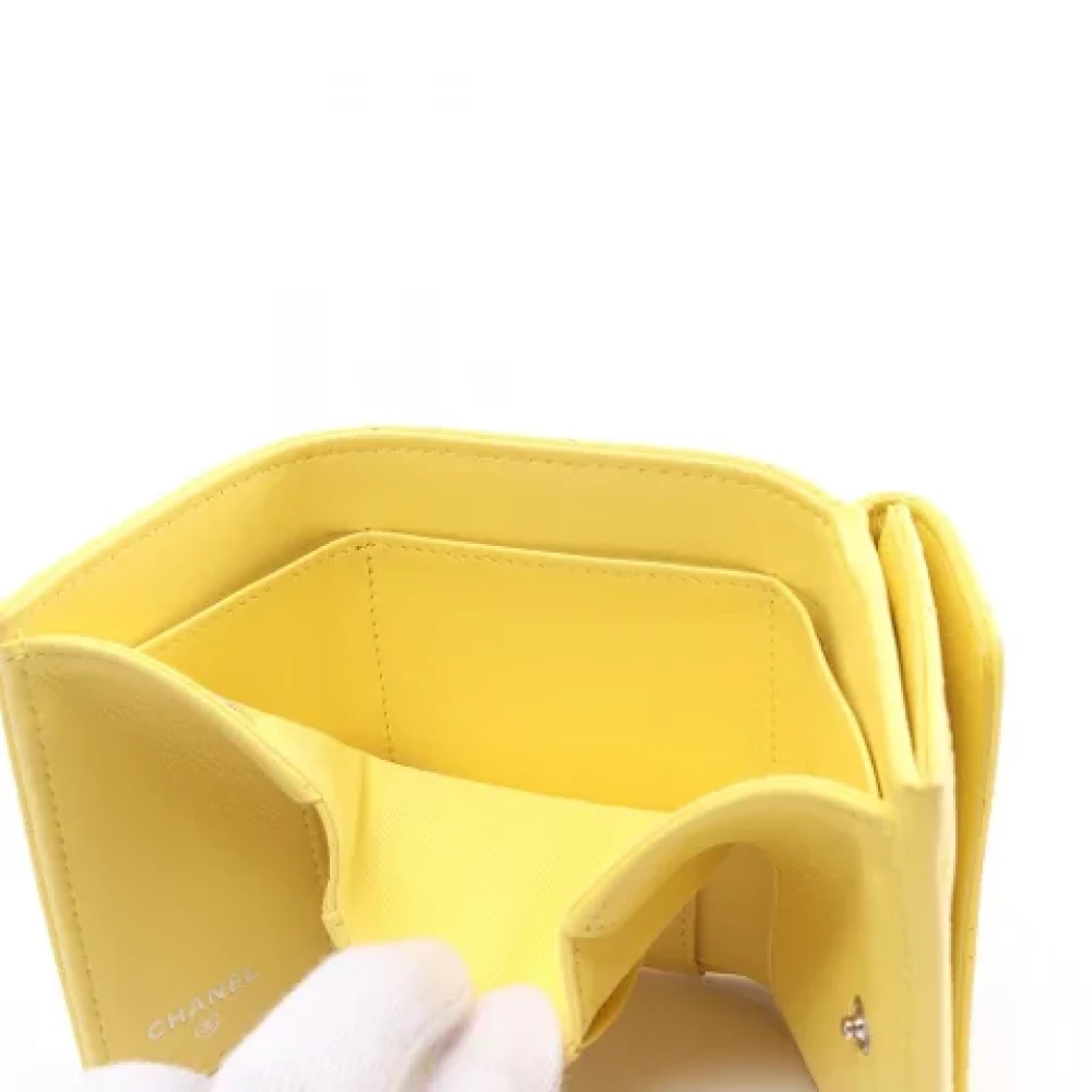 Chanel Vintage Pre-owned Leather wallets Yellow Dames