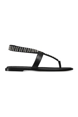 svart-sandal-med-hartsparldetaljer