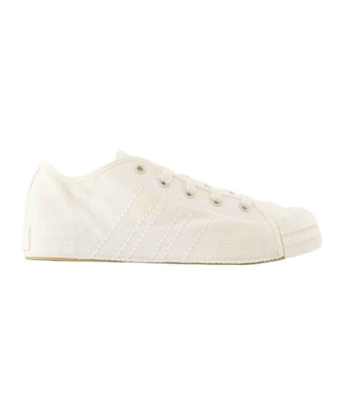 white-leather-sneakers-round-toe