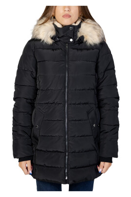 manteau-a-capuche-en-fourrure-matelassee