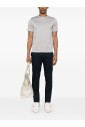 grijze-crewneck-t-shirt-stijlvolle-silhouet