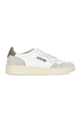 hvide-laedersneakers-med-gronne-detaljer