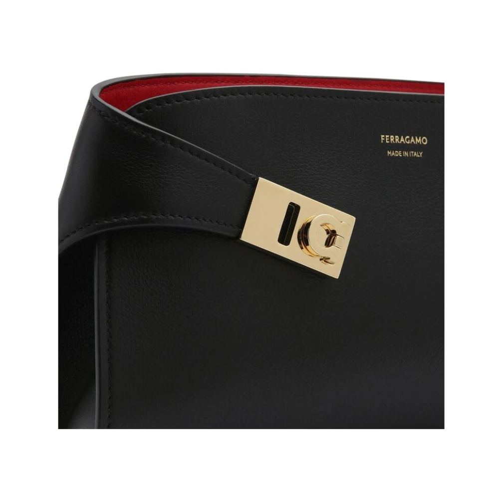 Salvatore Ferragamo Zwarte leren schoudertas Gancini slot Black Dames
