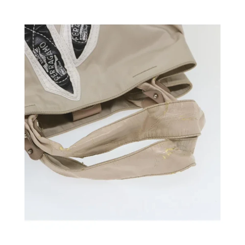 Salvatore Ferragamo Pre-owned Nylon shoulder-bags Beige Dames