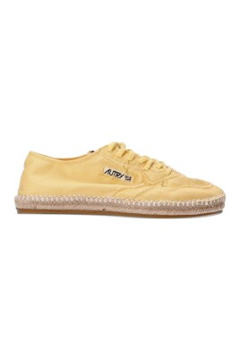 sneakers-jaunes-pour-un-look-elegant