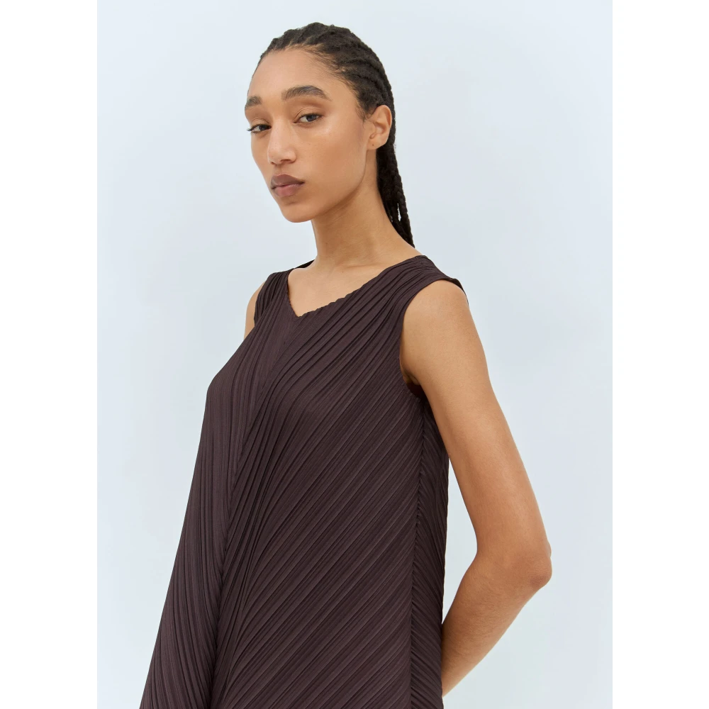 Issey Miyake Geplooide V-hals Midi Jurk Brown Dames