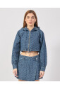 veste-en-denim-bleu-avec-lettrage-all-over
