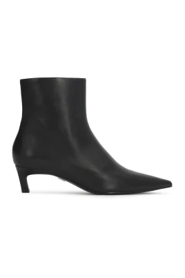 Minimalistiska läderstövletter med kitten heel