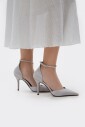 escarpins-gris-a-bout-pointu-avec-cristaux