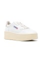 sneakers-blanches-design-elegant-tenue-decontractee