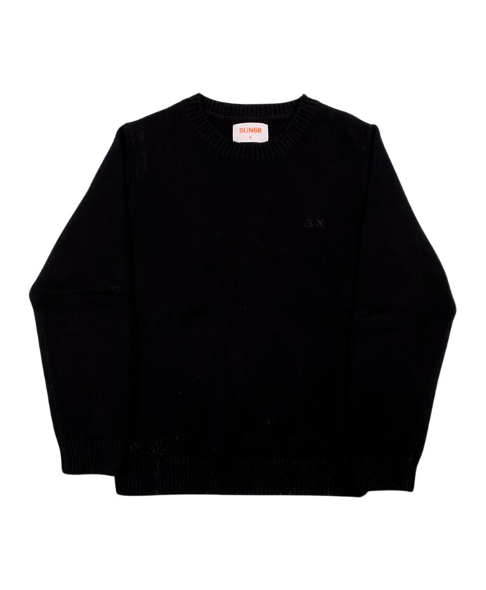 pull-noir-avec-detail-dechire