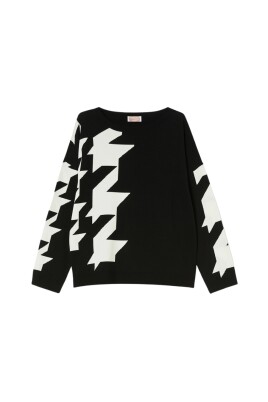 black-and-white-womens-sweater-cottage-model