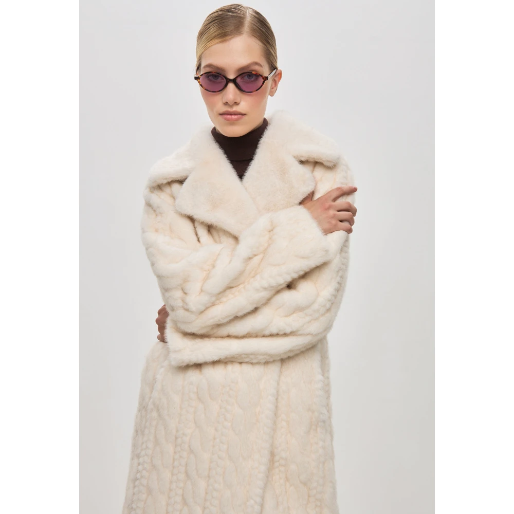 Cesare Gaspari Elegante Roomwitte Kabelgebreide Nepbontjas Hildi Beige Dames