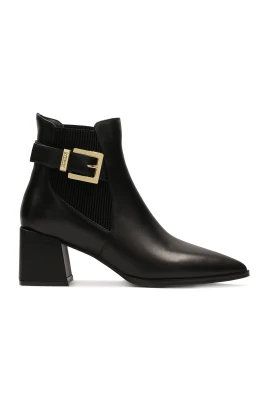 Svarta stövlar med en slip-on ovandel