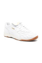 witte-veterschoenen-met-merkdetails