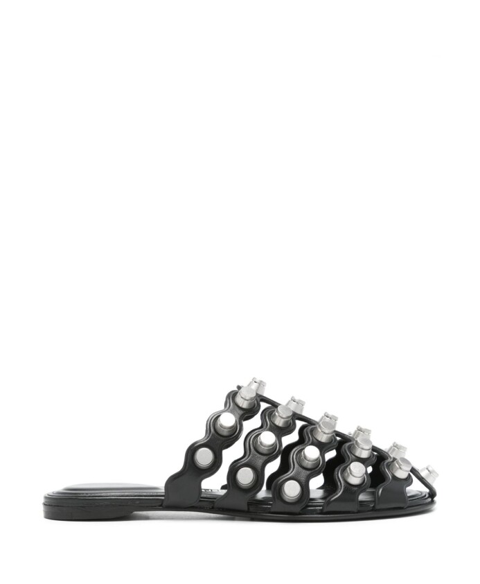 sandales-plates-noires-en-cuir-avec-clous