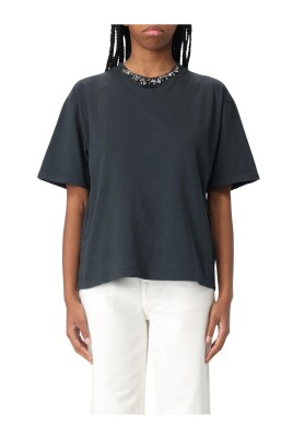 t-shirt-noir-chic-avec-encolure-ornementee