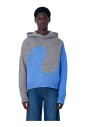 pull-a-capuche-en-tricot-tourbillonnant