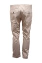 fold-man-broek-in-room